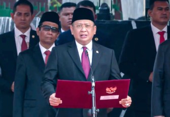 Bamsoet saat membacakan naskah Pembukaan UUD NRI Tahun 1945, dalam Upacara Peringatan Hari Kesaktian Pancasila di Monumen Pancasila Sakti, Lubang Buaya, Jakarta, Minggu (1/10/23).