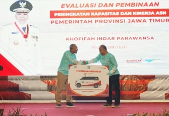 Penyerahan CSR secara simbolis oleh Direktur Manajemen Risiko bank Jatim, Eko Susetyono kepada Direktur RSUD Mohammad Noer Pamekasan Nono Ifantono dan disaksikan langsung oleh Gubernur Jawa Timur Khofifah Indar Parawansa bersama ratusan ASN dalam acara Sapa ASN Sewilayah Kerja Bakorwil IV Pamekasan pada hari Rabu (23/8/2023).