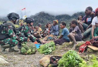 Prajurit satgas Yonif PR 433/JS memborong hasil bumi masyarakat distrik Dal, Papua, Kamis (6/7)