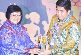 Bupati Bintan Roby Kurniawan SPWK saat terima Anugerah Adipura kategori Kota Kecil tahun 2022 dari Prof Dr Siti Nurbaya..