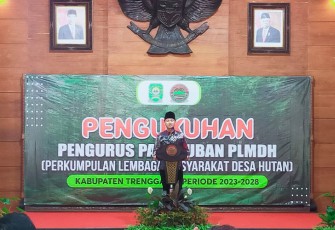 Bupati Trenggalek, Mochamad Nur Arifin, saat mengukuhkan pengurus Paguyuban Masyarakat Desa Hutan (PLMDH) di Pendapa Manggala Praja Nugraha, Senin (13/2/2022).