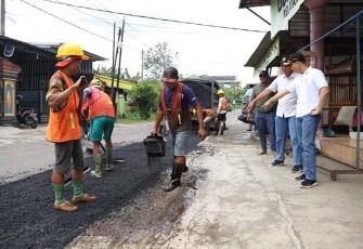 Bupati Trenggalek, Mochamad Nur Arifin, di dampingi Kepada Dinas PUPR, pada saat meninjau proses perbaikan jalan, di Jalan Trenggalek - Ponorogo, Desa Gondang Kecamatan Tugu, Sabtu (4/3/2023) (Foto Hardi Rangga klikwarta.com)