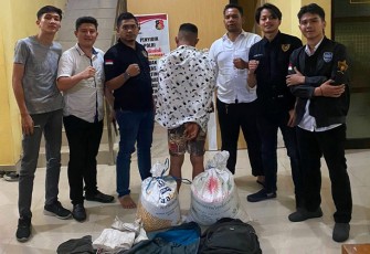 Tersangka Curat (tengah diborgol) saat diamankan petugas