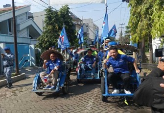 Emil Dardak saat Daftarkan 120 Caleg DPRD Jatim diantar menggunakan Bentor.