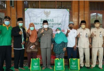 Walikota Blitar Santoso Tasyarufkan Bantuan ke Warganya Bersama Baznas Kota Blitar