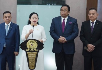Ketua DPR RI Puan Maharani usai memimpin Rapat Paripurna pembukaan masa sidang DPR II Tahun 2023-2024 di Gedung DPR, Kompleks Parlemen, Senayan, Jakarta, Selasa (31/10/2023).
