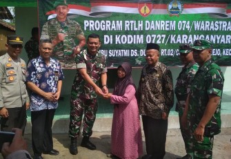 Dandim 0727/Karanganyar, Letkol Infanteri Andri Army Yudha Ardhitama, menyerahkan kunci rumah bangunan baru kepada Suyatmi (64), Selasa (21/3/2023) pagi.