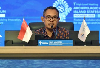 Deputi Bidang Koordinasi Kedaulatan Maritim dan Energi Kementerian Koordinator Bidang Kemaritiman dan Investasi (Kemenko Marves) Jodi Mahardi, saat menggelar konferensi pers di Media Center KTT AIS Forum Bali Nusa Dua Convention Center (BNDCC) 1 Bali, Senin (9/10/20230).