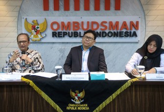 Deputi Bidang Usaha Mikro KemenKopUKM Yulius dalam konferensi pers tentang “Persoalan Akses KUR Bagi UMKM Berbasis Pengaduan Posko Bersama,” yang digelar oleh Ombudsman RI di Jakarta, Senin (02/10).