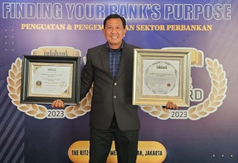 Direktur Utama PD BPR Bank Daerah Karanganyar, Haryono saat menerima piagam penghargaan Platinum Award Infobank 2023, di The Ritz Charlton Mega Kuningan Jakarta, Jumat (25/8/2023). Foto : Istimewa.