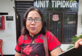 Direktur umum dan keuangan PD Bangun Bitung saat di wawancarai sejumlah wartawan usai menjalani pemeriksaan oleh penyidik Tipidkor Polres Bitung