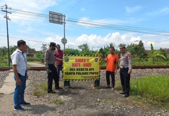  Anggota Polsek Ngunut Gelar Sosialisasi dan Pemasangan Banner di 7 Perlintasan Kereta Api 