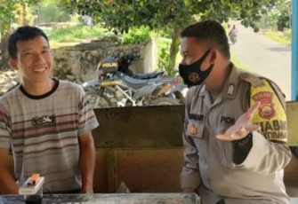 Bhabinkamtibmas Polsek Kerkap Saat Menghimbau warga desa binanya untuk sadar akan kewajiban menjaga keamanan 