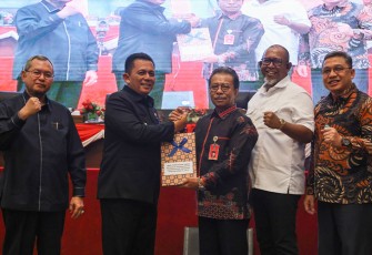 Foto Bersama usai penandatanganan persetujuan bersama antara Gubernur Kepri Ansar Ahmad dan Pimpinan DPRD Kepri.
