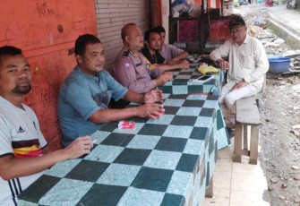 Bhabinkamtibmas Polsek Batang Toru, Aiptu Sayaman Siregar, mengajak para orangtua agar awasi anak dari bahaya peredaran narkoba, Sabtu (18/11/2023) pagi.