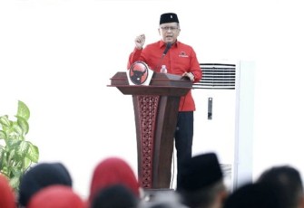 Sekretaris Jenderal DPP PDIP Hasto Kristiyanto menirukan permintaan Megawati ketika memberikan sambutannya dalam Rapat Kerja Daerah (Rakerda) PDIP Provinsi Banten di Kantor DPD PDIP Banten di Kota Serang, Minggu (10/9/2023).