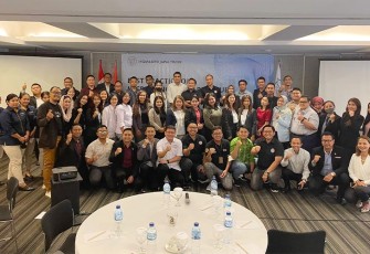 Peserta seminar bertajuk " Best Practice on Increasing Hotel Revenue and Guest Satisfaction" saat foto bersama   di Artotel TS Suite Surabaya.