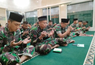 Doa bersama prajurit Menarmed 2 Kostrad 