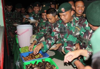 Kebersamaan makan bersama prajurit Menarmed 2 Kostrad 