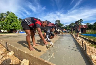 Prajurit Satgas Yonif RK 136/TS Bangun Lapangan Voli