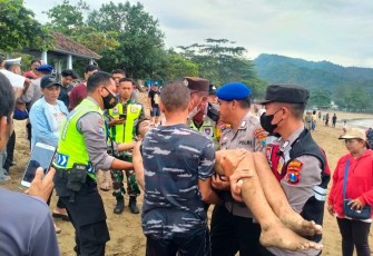 Prajurit Lanal Malang saat evakuasi korban terseret arus ombak di pantai Prigi