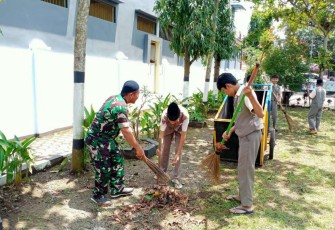 Karya bakti bersihkan TMP bersama Pelajar MTsN Trenggalek 