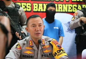 Kapolres Banjarnegara AKBP Hendro Yulianto saat memberikan keterangan pers, Senin (2/1)