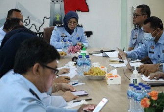 Kadiv Administrasi Yusfini saat rapat Finalisasi Penyusunan Kalender Kerja dan RPD TA.2023