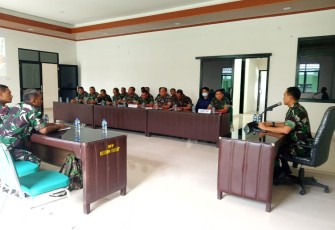 Dandim 0807/Tulungagung Letkol Czi Nooris Agus Rinanto saat pimpin rapat staf, Senin (2/1)