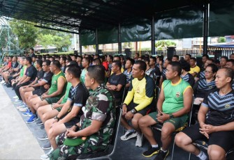 Prajurit dan PNS Korem 023/KS saat menerima jam komandan, Selasa (3/1)