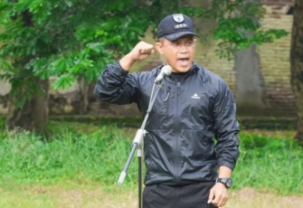 Danrem 081/DSJ Kolonel Inf Deni Rejeki saat memberikan motivasi dan semangat prajuritnya dalam jam komandan, Selasa (3/1)