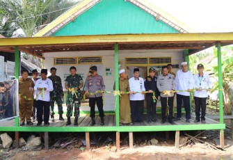 Dandim 1001/HSU-BLG Letkol Inf Dhuwi Hendradjaja saat meresmikan Bedah 10 Rumah Tidak Layak Huni 
