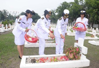 Korps Wanita TNI AL Tabur Bunga dan Ziarah di TMP Kalibata Jakarta, Selasa (3/1)