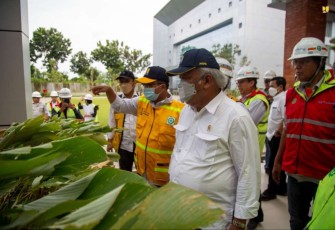 Menteri Basuki saat meninjau pembangunan Kampus Politeknik PU di Semarang, Selasa (3/1)