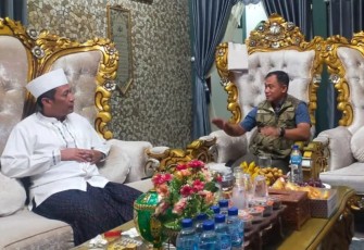 Danrem 081/DSJ Kolonel Inf Deni Rejeki saat silaturahmi bersama pimpinan ponpes Subulul Budaya, KH Ahmad Mizan di desa Rejosari Kabupaten Madiun