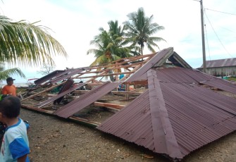 Rumah warga rusak diterjang angin kencang, Kabupaten Mamuju, Selasa (3/1)