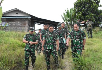 Danrem 023 KS Kolonel Inf Dodi Triwinarto saat tinjau aset tanah milik TNI AD