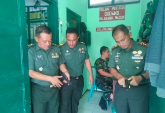 Dandim 0801/Pacitan Letkol Inf Roliyanto saat pengecekan gudang senjata