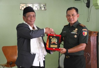 Danrem 081/DSJ Kolonel Inf Deni Rejeki bersama pendiri ponpes Al Iman Ponorogo KH Imam Bajuri