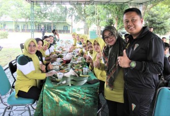 Suasana syukuran tribun serbaguna Menarmed 2 Kostrad 