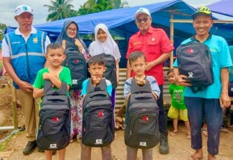 Bantuan perlengkapan belajar dari Satgas PLN UID S2JB 