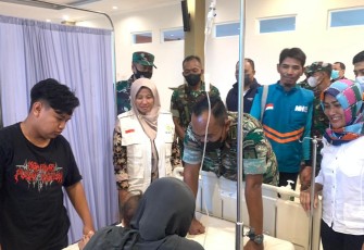 Dandim 0805/Ngawi Letkol Inf Adi Wirawan saat memberikan semangat pasien operasi bibir sumbing