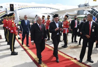 Menteri PUPR Basuki Hadimuljono saat menyambut kedatangan PM Malaysia 