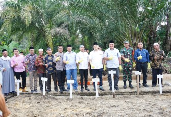 Wabup Taufik ZA saat Letakkan Batu Pertama Pembangunan Musholla Siti Amin
