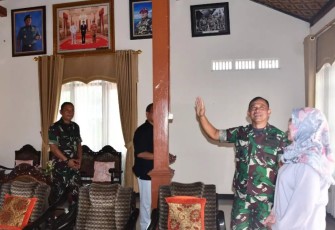Danrem 081/DSJ Kolonel Inf Deni Rejeki saat mengunjungi rumah masa kecil Panglima TNI Laksamana TNI Yudo Margono 