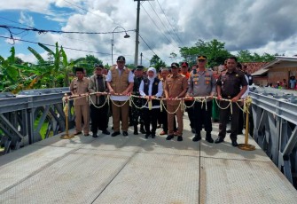 Dandim 0801/Pacitan Letkol Inf Roliyanto saat peresmian jembatan Kembang, Selasa (10/1)