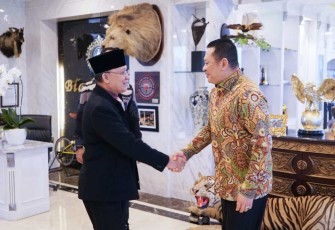 Ketua MPR RI Bambang Soesatyo bersama Ketua Pewarta Wison Lalengke di Jakarta, Selasa (10/1)