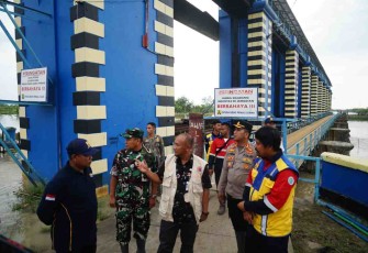 Pj Bupati Pati saat meninjau bendungan Wilalung