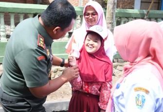 Pangdam V Brawijaya Mayjen TNI Farid Makruf berikan semangat dan doa untuk Ayunda (13) murid berkebutuhan khusus SDN 4 Sampung, Ponorogo, Rabu (11/1)