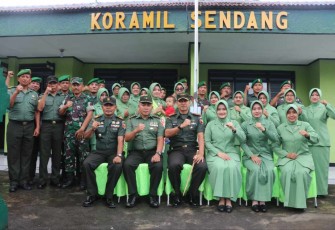 Dandim 0807/Tulungagung Letkol Czi Nooris Agus Rinanto bersama anggota Koramil 17/Sendang